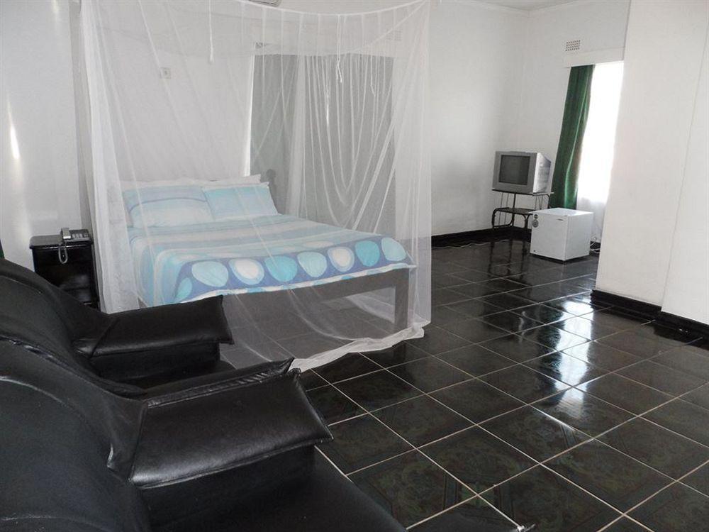 Skinny Hippos Lodge Mangochi ภายนอก รูปภาพ