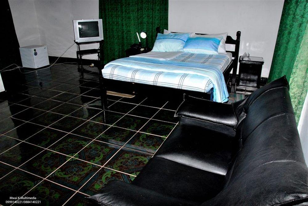 Skinny Hippos Lodge Mangochi ภายนอก รูปภาพ