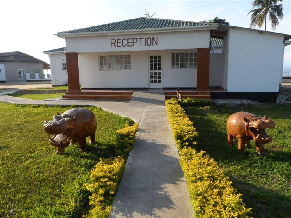 Skinny Hippos Lodge Mangochi ภายนอก รูปภาพ