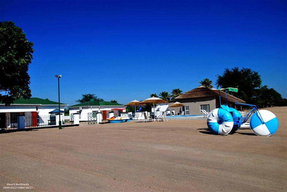 Skinny Hippos Lodge Mangochi ภายนอก รูปภาพ