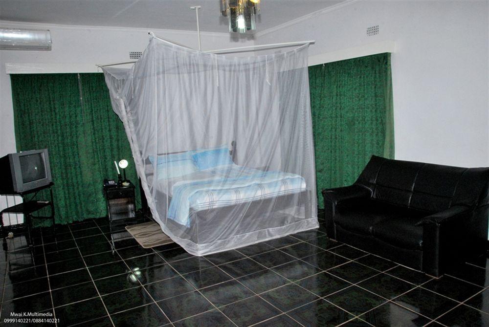 Skinny Hippos Lodge Mangochi ภายนอก รูปภาพ