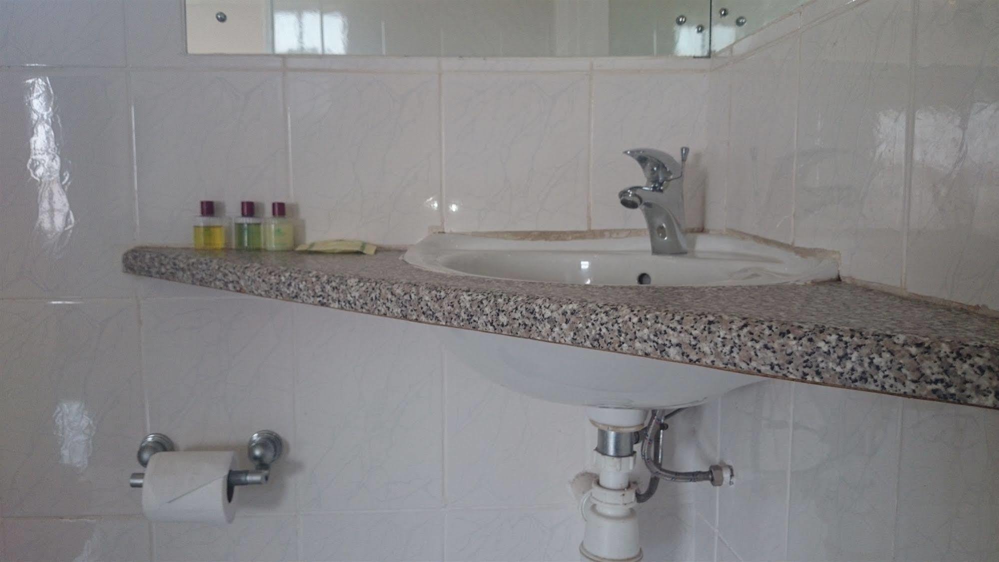 Skinny Hippos Lodge Mangochi ภายนอก รูปภาพ