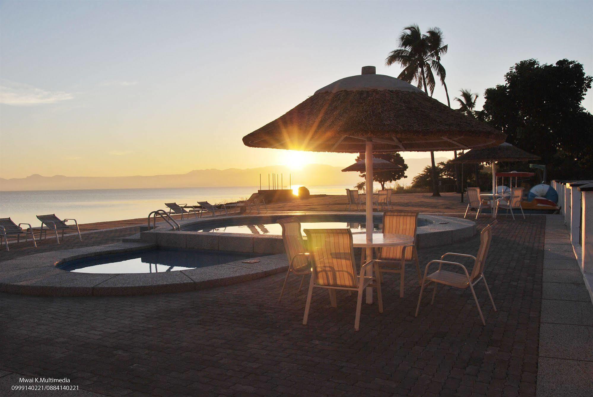 Skinny Hippos Lodge Mangochi ภายนอก รูปภาพ