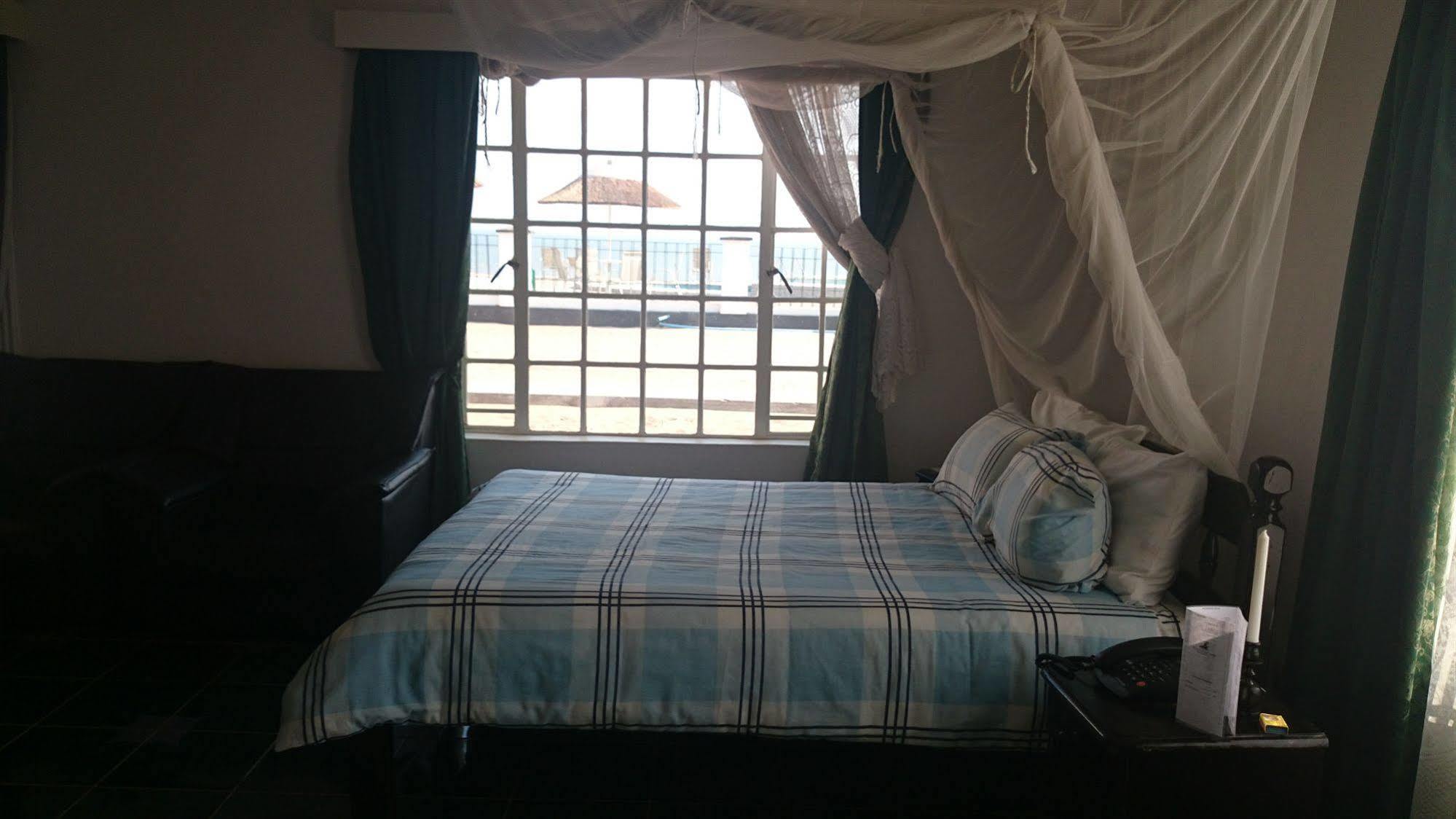 Skinny Hippos Lodge Mangochi ภายนอก รูปภาพ